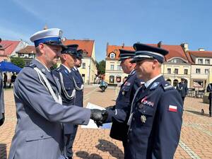 Na zdjęciu widać uroczyste obchody Święta Policji 2026 żorskiej Policji na Rynku w Żorach.