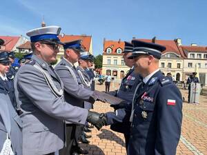 Na zdjęciu widać uroczyste obchody Święta Policji 2026 żorskiej Policji na Rynku w Żorach.