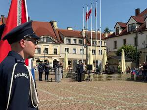 Na zdjęciu widać uroczyste obchody Święta Policji 2026 żorskiej Policji na Rynku w Żorach.