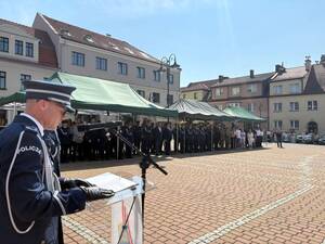 Na zdjęciu widać uroczyste obchody Święta Policji 2026 żorskiej Policji na Rynku w Żorach.