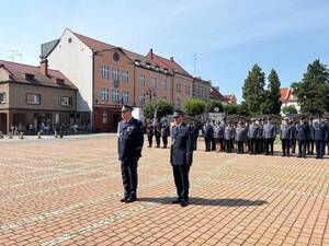 Na zdjęciu widać uroczyste obchody Święta Policji 2026 żorskiej Policji na Rynku w Żorach.