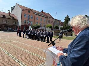 Na zdjęciu widać uroczyste obchody Święta Policji 2026 żorskiej Policji na Rynku w Żorach.