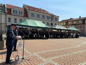 Na zdjęciu widać uroczyste obchody Święta Policji 2026 żorskiej Policji na Rynku w Żorach.