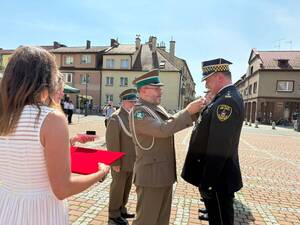 Na zdjęciu widać uroczyste obchody Święta Policji 2026 żorskiej Policji na Rynku w Żorach.
