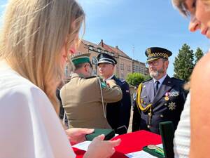 Na zdjęciu widać uroczyste obchody Święta Policji 2026 żorskiej Policji na Rynku w Żorach.