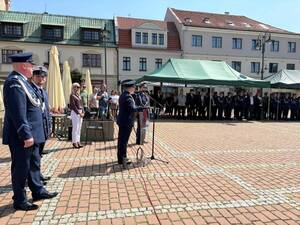Na zdjęciu widać uroczyste obchody Święta Policji 2026 żorskiej Policji na Rynku w Żorach.