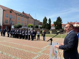 Na zdjęciu widać uroczyste obchody Święta Policji 2026 żorskiej Policji na Rynku w Żorach.