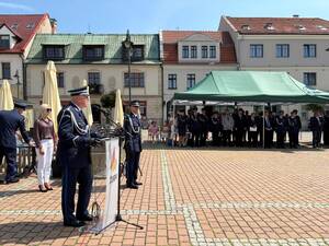 Na zdjęciu widać uroczyste obchody Święta Policji 2026 żorskiej Policji na Rynku w Żorach.