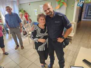 Na zdjęciu widać policjanta i seniorów podczas wspólnego spotkania.