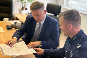 Na zdjęciu widać Komendanta oraz przedstawicieli uczelni.