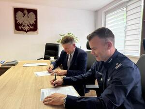 Na zdjęciu widać Komendanta oraz przedstawicieli uczelni.