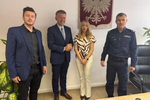 Na zdjęciu widać Komendanta oraz przedstawicieli uczelni.