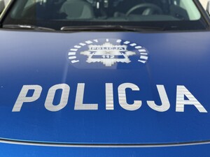 Na zdjęciu widać przód policyjnego radiowozu.