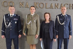 Na zdjęciu widać policjantów, strażnika granicznego oraz kobietę.