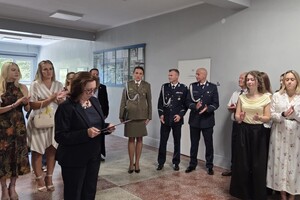 Na zdjęciu widać policjantów oraz osoby zgromadzone na inauguracji roku szkolnego w Herbercie.