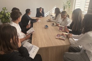 Na zdjęciu widać Komendanta, uczniów i nauczycieli.