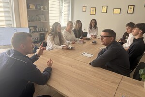 Na zdjęciu widać Komendanta, uczniów i nauczycieli.