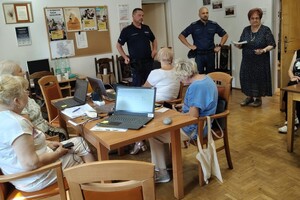 Na zdjęciu widać policjantów oraz uczestników spotkania.