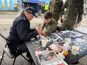 Na zdjęciu widać przebieg działań profiaktycznych przeprowadzonych przez Policję.