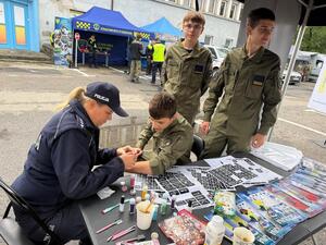 Na zdjęciu widać przebieg działań profiaktycznych przeprowadzonych przez Policję.
