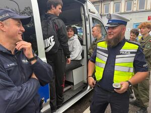Na zdjęciu widać przebieg działań profiaktycznych przeprowadzonych przez Policję.