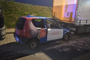 Na miejscu widać miejsce zdarzenia i uszkodzony samochód.