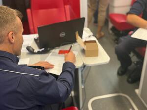Na zdjęciu widać trwającą akcję krwiodawstwa.