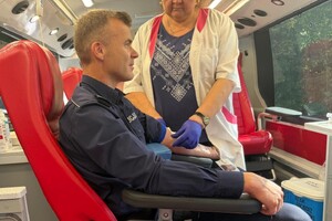 Na zdjęciu widać trwającą akcję krwiodawstwa.