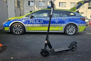 Na zdjęciu widać radiowóz i uszkodzoną hulajnogę.