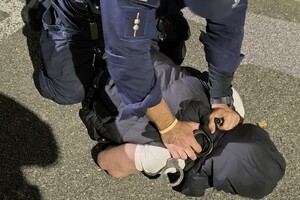 Na zdjęciu widać policjanta i zatrzymanego mężczyznę.