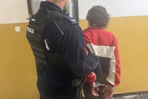 Na zdjęciu widać policjanta i zatrzymaną kobietę.