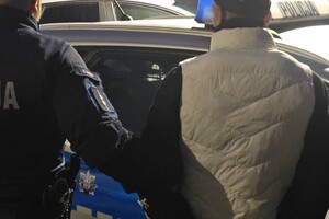 Na zdjęciu widać policjanta i zatrzymanego mężczyznę.