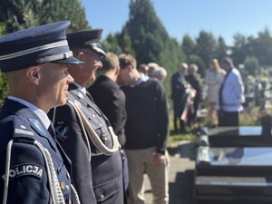 Na zdjęciu widać Komendanta oraz inne osoby podczas uroczystości.