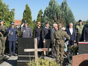 Na zdjęciu widać Komendanta oraz inne osoby podczas uroczystości.