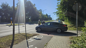 Na zdjęciu widać miejsce wypadku drogowego w rejonie skrzyżowania.