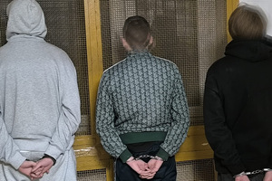 Na zdjęciu widać zatrzymanych mężczyzn.