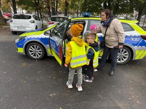 Na zdjęciu widać przedszkolaki oraz policjantów.