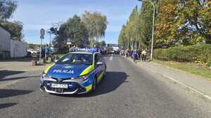 Na zdjęciu widać policjantów oraz uczestników biegu.