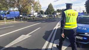 Na zdjęciu widać policjantów oraz uczestników biegu.