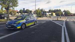 Na zdjęciu widać policjantów oraz uczestników biegu.