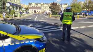 Na zdjęciu widać policjantów oraz uczestników biegu.