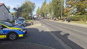 Na zdjęciu widać policjantów oraz uczestników biegu.