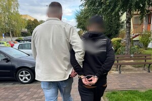 Na zdjęciu widać policjanta i osobę zatrzymaną.