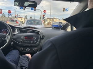 Na zdjęciu widać policjantów w radiowozie.