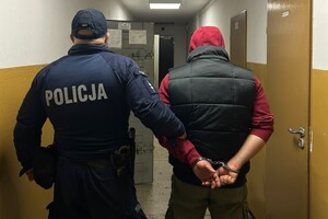 Na zdjęciu widać policjanta i zatrzymanego mężczyznę.