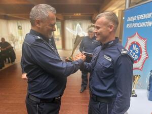 Na zdjęciu widać przebieg zawodów OCR z udziałem policjantów.