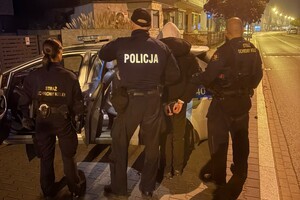 Na zdjęciu widać policjanta, funkcjonariuszy SOK oraz zatrzymanego mężczyznę.