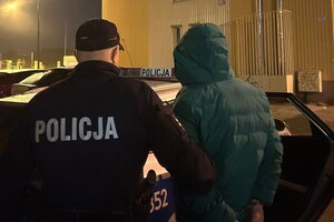 Na zdjęciu widać policjanta oraz zatrzymanego mężczyznę.