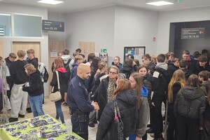 Na zdjęciu widać policjanta oraz uczestników targów.