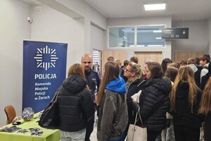 Na zdjęciu widać policjanta oraz uczestników targów.